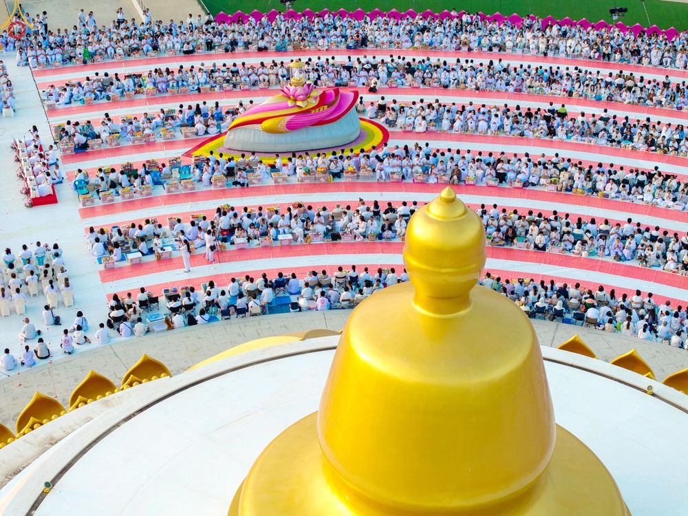 ภาพ No.302527:วันที่ 24 มกราคม พ.ศ. 2569 พิธีตักบาตรพระธรรมยาตรา ณ อนุสรณ์สถานลำดับที่ 5 สถานที่เผยแผ่วิชชาธรรมกายครั้งแรก อนุสรณ์สถานบางปลา วัดบางปลา อำเภอบางเลน จังหวัดนครปฐม ในโครงการธรรมยาตรา กตัญญูบูชา มหาปูชนียาจารย์ พระมงคลเทพมุนี(สด จนฺทสโร) พระผู้ปราบมาร อนุส