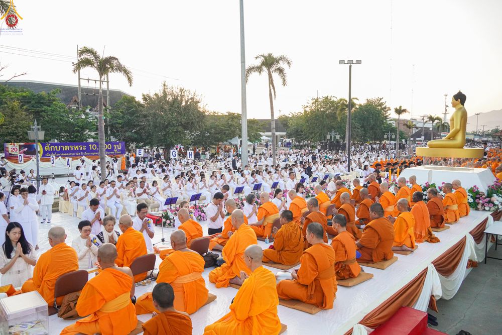 ภาพ No.282603:วันเสาร์ที่ 20 ธันวาคม พ.ศ.2568 พิธีตักบาตรพระ 10,000 รูป (ชุด 2) เนื่องในโอกาส 194 ปี จังหวัดกาญจนบุรี และอุทิศส่วนกุศลให้แด่บรรพชนทั้งหลาย บริเวณถนนสองแคว (Skywalk) เมืองกาญจนบุรี