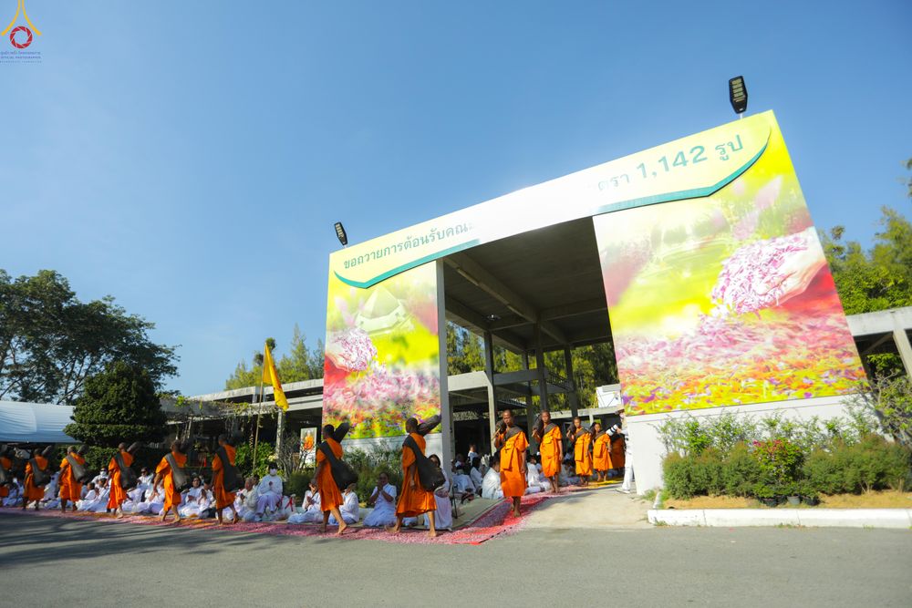 ภาพ No.292815:วันที่ 11 มกราคม พ.ศ. 2569 พิธีต้อนรับพระธรรมยาตรา ณ อนุสรณ์สถานลำดับที่ 3 สถานที่เกิดในเพศสมณะ วัดสองพี่น้อง อำเภอสองพี่น้อง จังหวัดสุพรรณบุรี ในโครงการธรรมยาตรา กตัญญูบูชา มหาปูชนียาจารย์ พระมงคลเทพมุนี(สด จนฺทสโร) พระผู้ปราบมาร อนุสรณ์สถาน 7 แห่ง ปีที