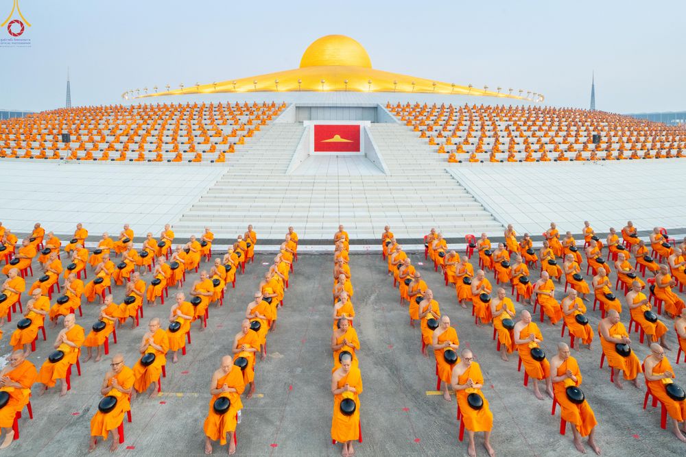 ภาพ No.279702:วันที่ 1 มกราคม พ.ศ.2569 พิธีตักบาตรในวันขึ้นปีใหม่ ณ ลานธรรม วัดพระธรรมกาย