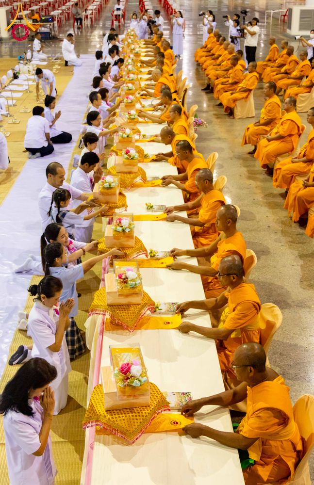 ภาพ No.303546:วันที่ 27 มกราคม พ.ศ. 2569 พิธีถวายภัตตาหารเป็นสังฆทาน แด่พระธรรมยาตรา ณ วัดพระธรรมกาย  จังหวัดปทุมธานี ในโครงการธรรมยาตรา กตัญญูบูชา มหาปูชนียาจารย์ พระมงคลเทพมุนี(สด จนฺทสโร) พระผู้ปราบมาร อนุสรณ์สถาน 7 แห่ง ปีที่ 14