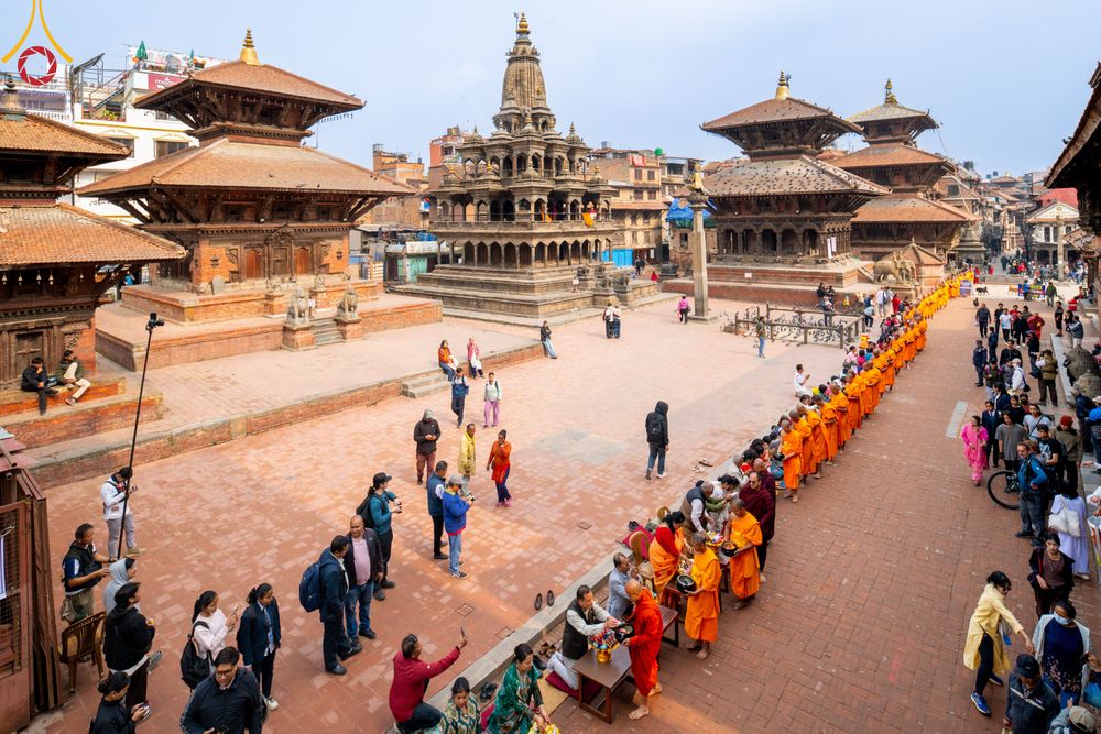 ภาพ No.317265:วันอังคารที่ 31 มีนาคม พ.ศ.2569 จาริกบิณฑบาตแห่งศรัทธา จากวัดอเชศวรสู่สี่แยกปาตันและวัดศรี ประเทศเนปาล