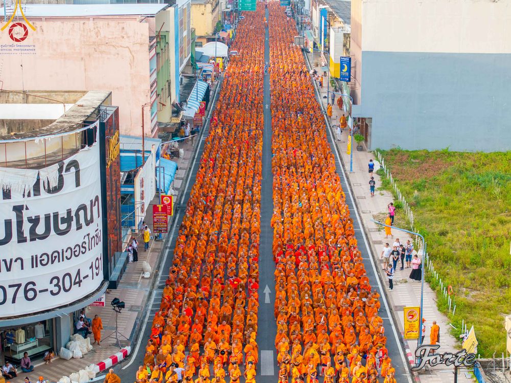 ภาพ No.343156:วันอาทิตย์ที่ 16 สิงหาคม พ.ศ.2569 พิธีตักบาตรพระ 10,000 รูป นานาชาติ ปีที่ 23 คณะสงฆ์ 4 ประเทศ 14 จังหวัดภาคใต้ น้อมถวายเป็นพุทธบูชา ทำบุญเพื่อแม่- พ่อ ณ ถนนนิพัทธ์อุทิศ 3 อ.หาดใหญ่ จ.สงขลา