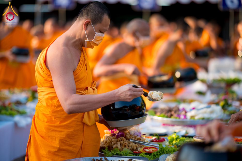 ภาพ No.292720:วันที่ 12 มกราคม พ.ศ. 2569 พิธีถวายภัตตาหารเป็นสังฆทาน แด่พระธรรมยาตรา ณ อนุสรณ์สถานมหาวิหารพระมงคลเทพมุนี (โลตัสแลนด์) อ.สองพี่น้อง จ.สุพรรณบุรี ในโครงการธรรมยาตรา กตัญญูบูชา มหาปูชนียาจารย์ พระมงคลเทพมุนี(สด จนฺทสโร) พระผู้ปราบมาร อนุสรณ์สถาน 7 แห่ง ปี