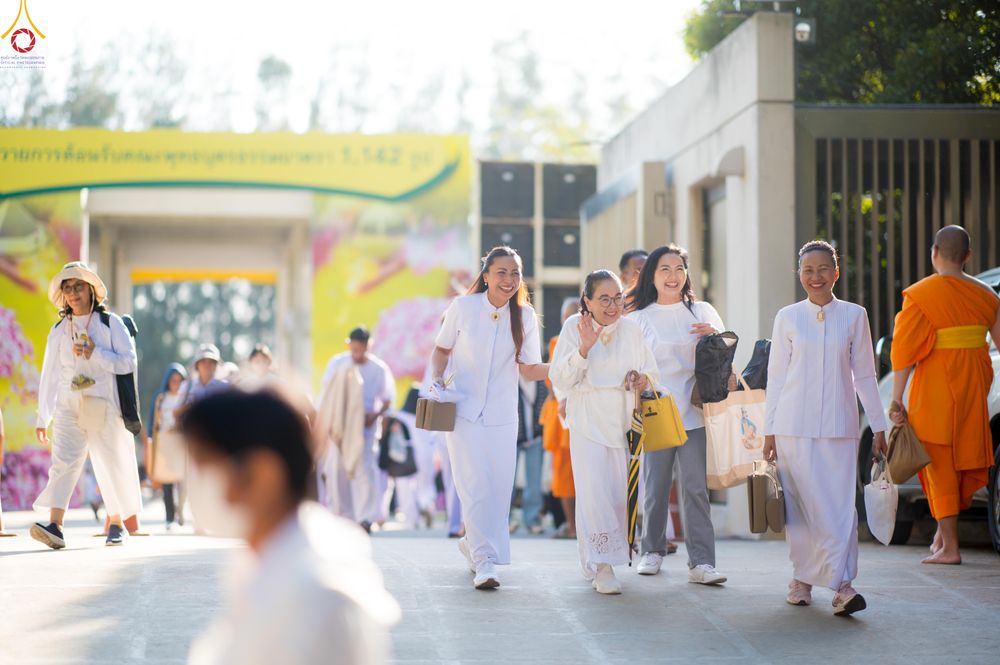 ภาพ No.290003:วันที่ 6 มกราคม พ.ศ. 2569 พิธีจุดประทีปถวายเป็นพุทธบูชา และบูชาธรรมมหาปูชนียาจารย์ (ภาพชุดที่ 2) ณ อนุสรณ์สถานมหาวิหารพระมงคลเทพมุนี (โลตัสแลนด์) อ.สองพี่น้อง จ.สุพรรณบุรี ในโครงการธรรมยาตรา กตัญญูบูชา มหาปูชนียาจารย์ พระมงคลเทพมุนี(สด จนฺทสโร) พระผู้ปรา