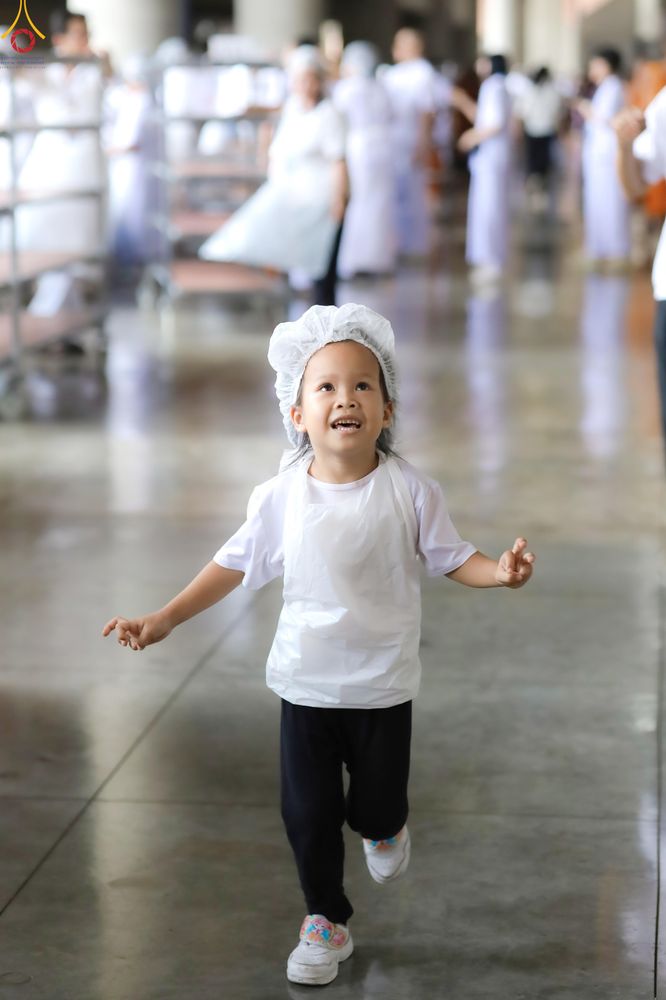 ภาพ No.325894:วันที่ 22 เมษายน พ.ศ.2569(วันคุ้มครองโลก) งานถวายมหาสังฆทาน 40,000 กว่าวัดทั่วประเทศ เจ้าหน้าที่ สาธุชน ร่วมใจจัดเตรียมภัตตาหารเพล (ชุด 2)