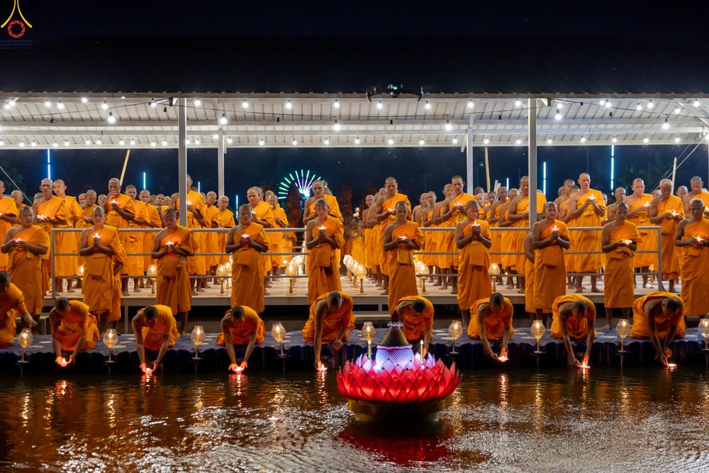 ภาพ No.301357:วันที่ 22 มกราคม พ.ศ. 2569 พิธีลอยประทีปธรรมถวายเป็นพุทธบูชา และบูชาธรรมมหาปูชนียาจารย์  ณ อนุสรณ์สถานลำดับที่ 5 สถานที่เผยแผ่วิชชาธรรมกายครั้งแรก อนุสรณ์สถานบางปลา วัดบางปลา อำเภอบางเลน จังหวัดนครปฐม ในโครงการธรรมยาตรา กตัญญูบูชา มหาปูชนียาจารย์ พระมงคล