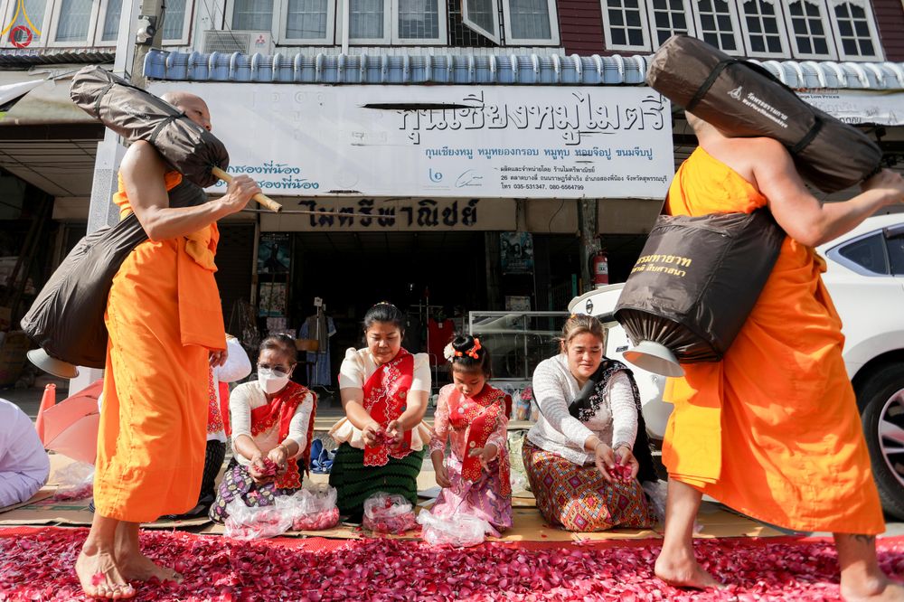 ภาพ No.287462:วันที่ 3 มกราคม พ.ศ. 2569 พิธีต้อนรับพระธรรมยาตรา ในโครงการธรรมยาตรา กตัญญูบูชา มหาปูชนียาจารย์ พระมงคลเทพมุนี(สด จนฺทสโร) พระผู้ปราบมาร อนุสรณ์สถาน 7 แห่ง ปีที่ 14 ณ อนุสรณ์สถานมหาวิหารพระมงคลเทพมุนี (โลตัสแลนด์) อ.สองพี่น้อง จ.สุพรรณบุรี