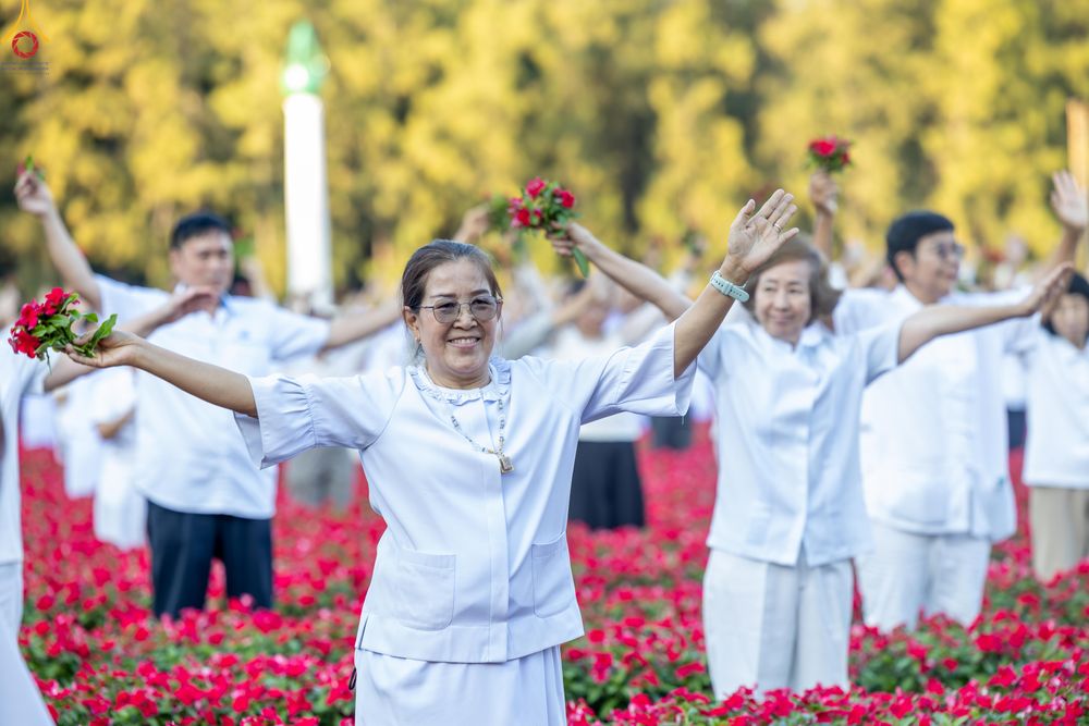 ภาพ No.280968:วันที่ 28 ธันวาคม พ.ศ.2568 กิจกรรมเก็บดอกแพงรวย ณ ทุ่งสวรรค์ตะวันฉาย วัดพระธรรมกาย