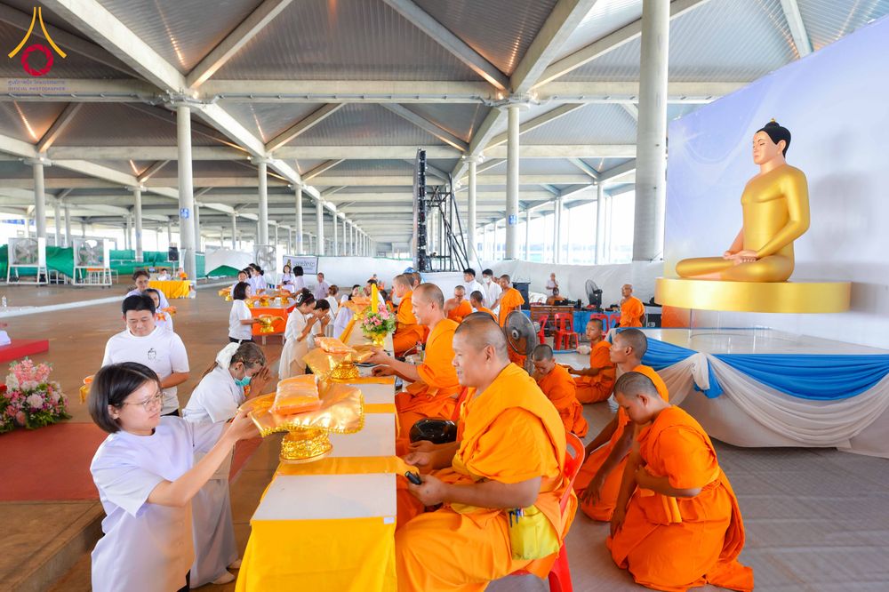 ภาพ No.320743:วันที่ 11 เมษายน พ.ศ.2569 พิธีตักบาตรฉลองสามเณรใหม่ โครงการบรรพชาสามเณรกล้าตะวัน ณ มหารัตนวิหาคด คอร์ 25 ชั้น 2 วัดพระธรรมกาย