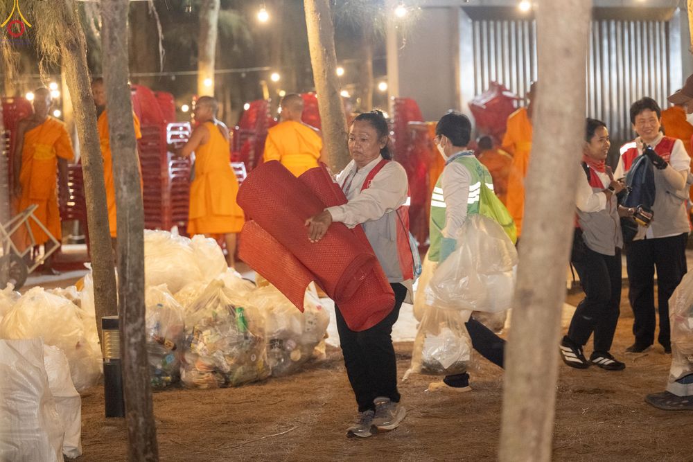 ภาพ No.301607:ภาพเบื้องหลังอาสาสมัครรวมใจ ชุดที่ 4 ในโครงการธรรมยาตรา กตัญญูบูชา มหาปูชนียาจารย์ พระมงคลเทพมุนี(สด จนฺทสโร) พระผู้ปราบมาร อนุสรณ์สถาน 7 แห่ง ปีที่ 14