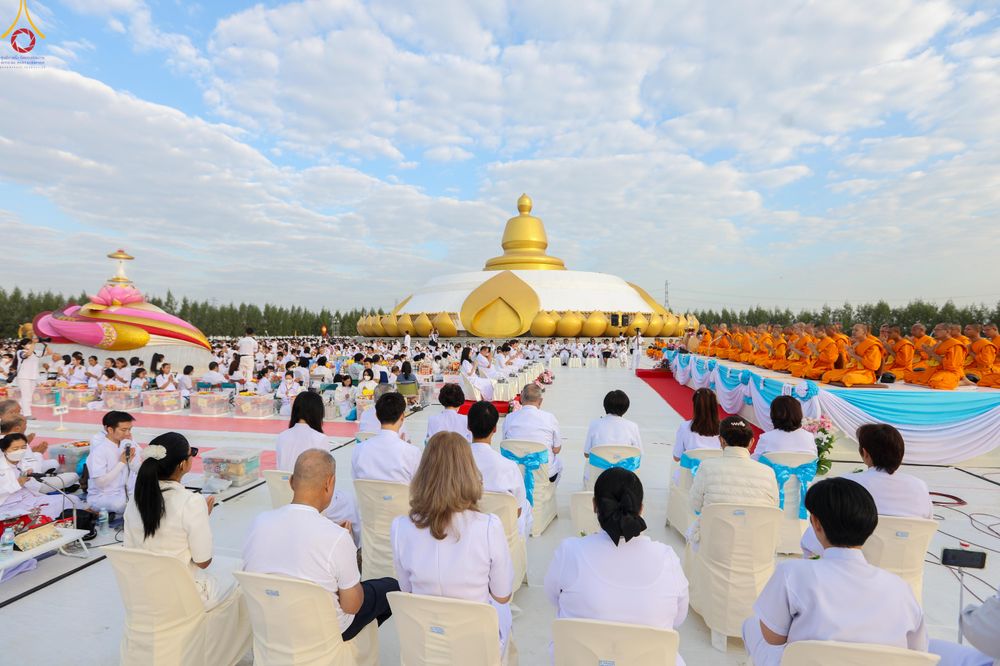 ภาพ No.302616:วันที่ 24 มกราคม พ.ศ. 2569 พิธีตักบาตรพระธรรมยาตรา(ภาพชุดที่ 2) ณ อนุสรณ์สถานลำดับที่ 5 สถานที่เผยแผ่วิชชาธรรมกายครั้งแรก อนุสรณ์สถานบางปลา วัดบางปลา อำเภอบางเลน จังหวัดนครปฐม ในโครงการธรรมยาตรา กตัญญูบูชา มหาปูชนียาจารย์ พระมงคลเทพมุนี(สด จนฺทสโร) พระผู