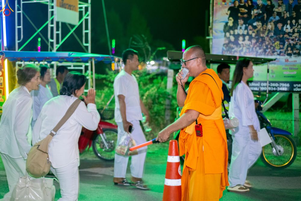 ภาพ No.301581:ภาพเบื้องหลังอาสาสมัครรวมใจ ชุดที่ 4 ในโครงการธรรมยาตรา กตัญญูบูชา มหาปูชนียาจารย์ พระมงคลเทพมุนี(สด จนฺทสโร) พระผู้ปราบมาร อนุสรณ์สถาน 7 แห่ง ปีที่ 14