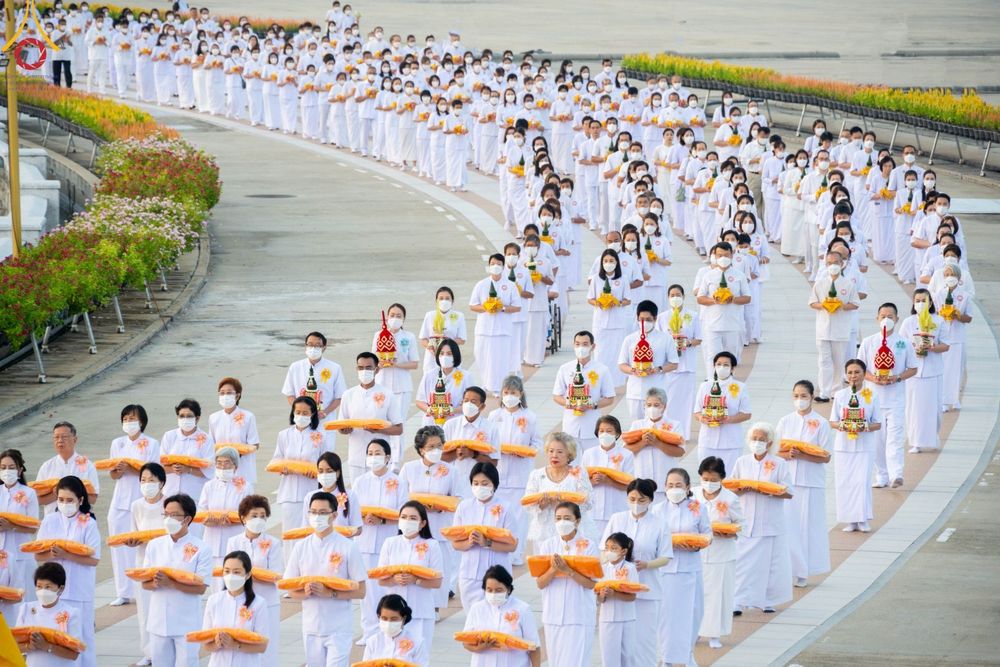 ภาพ No.101444:พิธีเวียนประทักษิณ, พิธีวันทาเจดีย์, พิธีขอขมาและมอบผ้าไตร ในโครงการอุปสมบทหมู่ รุ่นบูชาธรรมมหาปูชนียาจารย์ ณ วัดพระธรรมกาย ในวันที่ 9 ธันวาคม พ.ศ. 2566