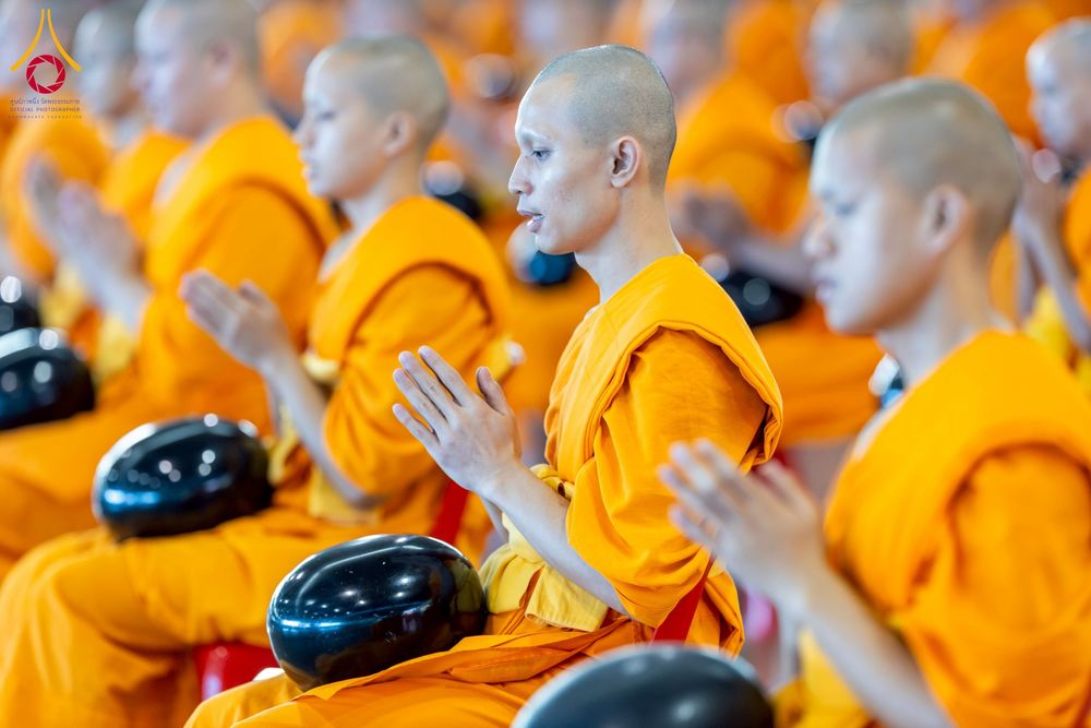 ภาพ No.256792:วันที่ 5 ตุลาคม พ.ศ. 2568 พิธีตักบาตร ข้าวสารอาหารแห้ง ณ บ้านแก้วเรือนทองคุณยายฯ สภาธรรมกายสากล วัดพระธรรมกาย