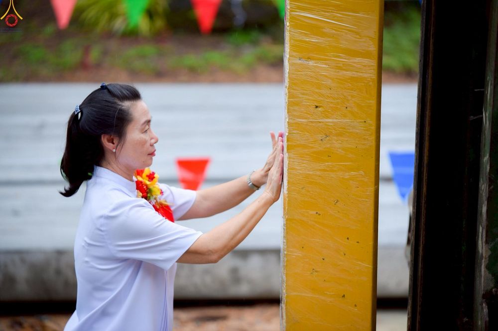 ภาพ No.249969:วันอังคารที่ 30 กันยายน พ.ศ. 2568 พิธีตอกเสามงคลต้นแรกอาคารเศรษฐีถาวร ที่พักผู้มาปฏิบัติธรรม ณ ศูนย์ปฏิบัติธรรมจันทบุรี