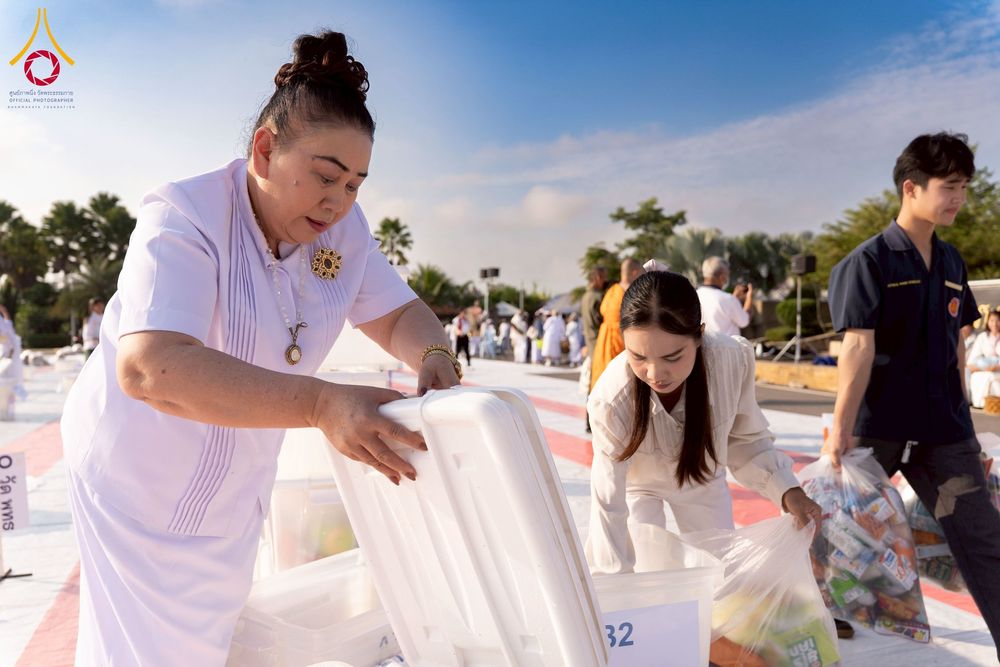 ภาพ No.276937:วันเสาร์ที่ 6 ธันวาคม พ.ศ. 2568 พิธีตักบาตรพระ 1,000 รูป อุทิศถวายพระราชกุศลสมเด็จพระนางเจ้าสิริกิติ์ พระบรมราชินีนาถ พระบรมราชชนนี พันปีหลวง และ ทำบุญเมืองลำปาง ครบรอบ 1,345 ปี ณ ลานพระบรมราชานุสาวรีย์สมเด็จพระนเรศวรมหาราชนครลำปาง อ.เกาะคา จ.ลำปาง