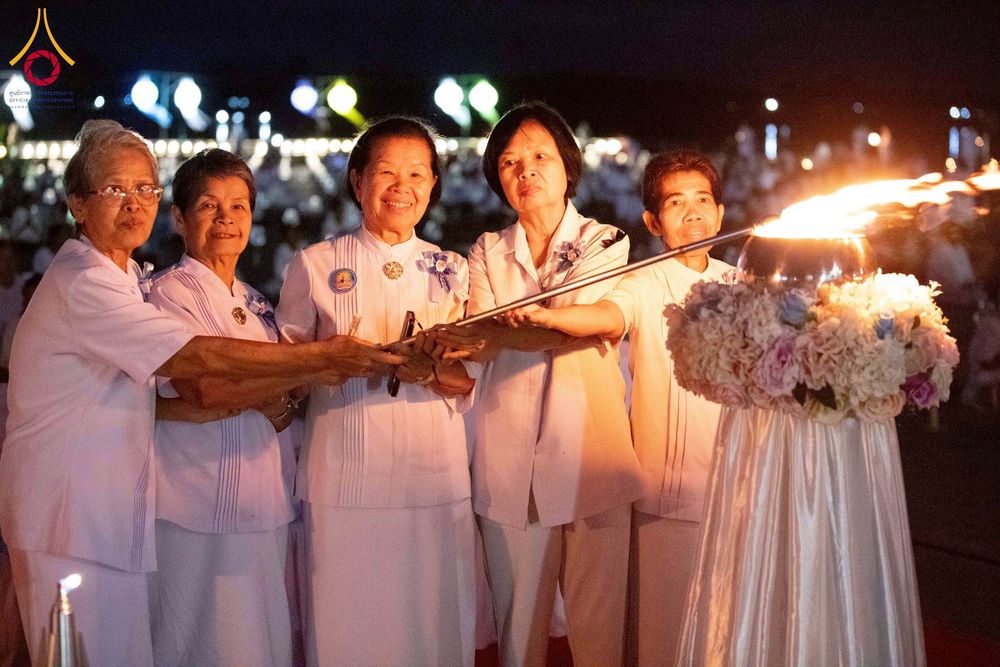 ภาพ No.266125:วันพุธที่ 5 พฤศจิกายน พ.ศ. 2568 (วันพระ ขึ้น 15 ค่ำ เดือน 12) พิธีจุดประทีปโคมลาน, โคมลอย และลอยกระทง ถวายประทีปเป็นพุทธบูชา สร้างความสว่างไสวให้กับแผ่นดินด้วยแสงธรรม ณ พุทธอุทยานนานาชาติ จังหวัดหนองคาย