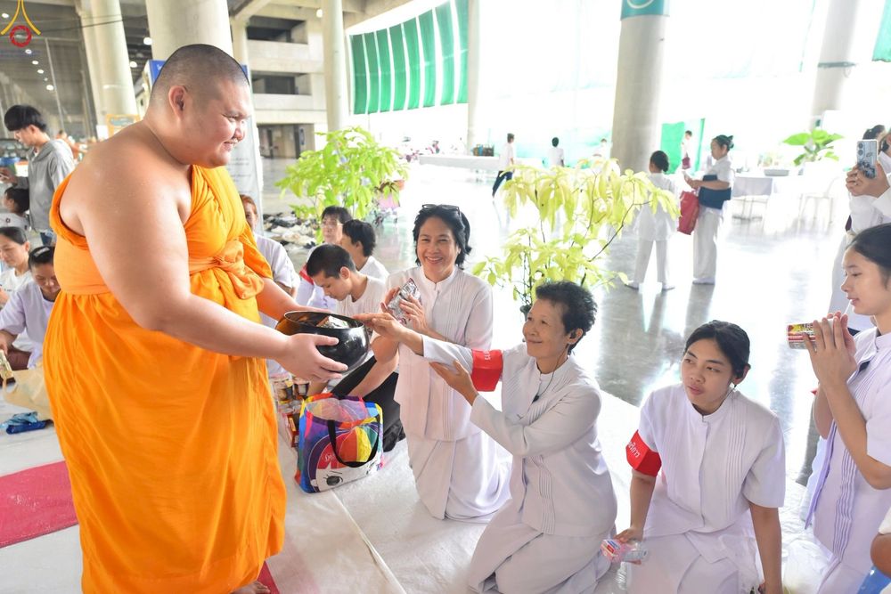 ภาพ No.246631:วันที่ 14 กันยายน พ.ศ. 2568 พิธีตักบาตรฉลองพระใหม่ ในโครงการอุปสมบทหมู่บูชาธรรม ครบรอบ108ปี วันครูผู้ค้นพบวิชชาธรรมกาย ณ วิหารคด วัดพระธรรมกาย