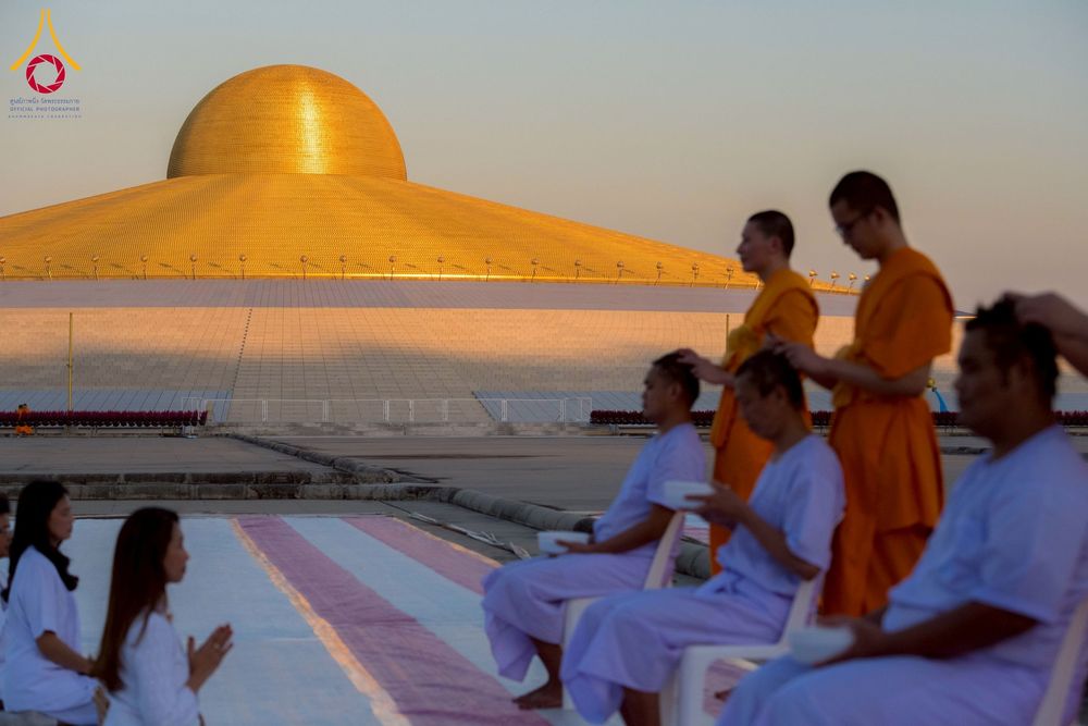 ภาพ No.274772:วันอาทิตย์ที่ 30 พฤศจิกายน พ.ศ. 2568 พิธีปลงผม โครงการอุปสมบทบูชาธรรมมหาปูชนียาจารย์ ปี 2568 ณ ลานธรรมพระมหาธรรมกายเจดีย์ ฝั่งทิศตะวันตก ระหว่างวิหารคดหมายเลข 8 และ 9 วัดพระธรรมกาย