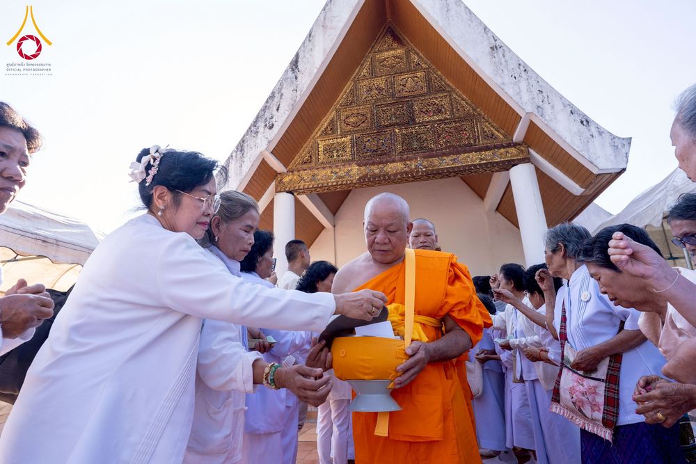 ภาพ No.275883:วันพุธที่ 3 ธันวาคม พ.ศ. 2568 พิธีบรรพชาอุปสมบท โครงการอุปสมบทบูชาธรรมมหาปูชนียาจารย์ ศูนย์อบรม : ศูนย์ส่งเสริมศีลธรรม จ.พะเยา ณ โบราณสถานพระธาตุจอมทอง และ โบสถ์กลางน้ำ วัดพระธาตุศรีโคมคำ อำเภอเมือง จังหวัดพะเยา