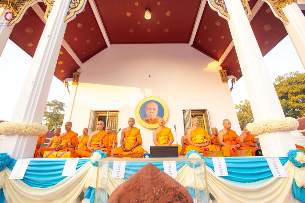ภาพ No.197661:พิธีตักบาตรพระธรรมยาตรา ณ อนุสรณ์สถานลำดับที่ 4 สถานที่เกิดด้วยกายธรรม วัดโบสถ์(บน) ต.บางคูเวียง จ.นนทบุรี ในโครงการธรรมยาตรา กตัญญูบูชา มหาปูชนียาจารย์ พระมงคลเทพมุนี(สด จนฺทสโร) พระผู้ปราบมาร อนุสรณ์สถาน 7 แห่ง ปีที่ 13 วันที่ 19 มกราคม พ.ศ. 2568