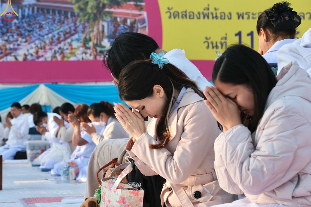 ภาพ No.195362:พิธีตักบาตรพระธรรมยาตรา ณ อนุสรณ์สถานลำดับที่ 3 สถานที่เกิดใหม่ในเพศสมณะ วัดสองพี่น้อง ต.ต้นตาล อ.สองพี่น้อง จ.สุพรรณบุรี ในโครงการธรรมยาตรา กตัญญูบูชา มหาปูชนียาจารย์ พระมงคลเทพมุนี(สด จนฺทสโร) พระผู้ปราบมาร ปีที่ 13 วันที่ 15 มกราคม พ.ศ.2568
