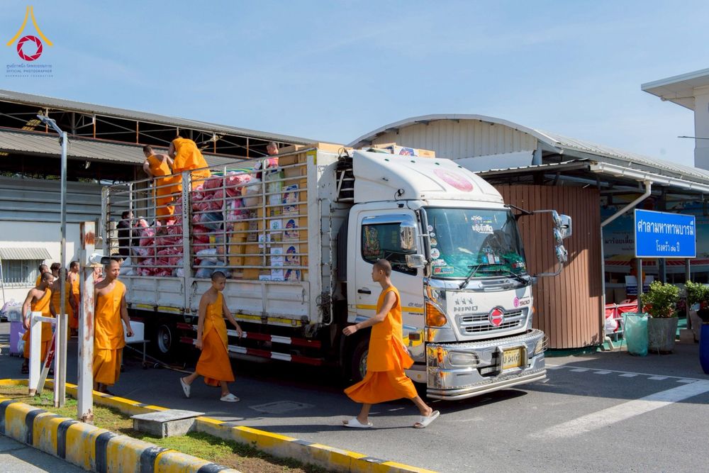 ภาพ No.273698:วันที่ 27 พฤศจิกายน พ.ศ. 2568 คณะศิษยานุศิษย์วัดพระธรรมกาย มูลนิธิธรรมกาย มอบอาหารและสิ่งของความช่วยเหลือให้พี่น้องชาวใต้ ผู้ประสบอุทกภัยน้ำท่วม