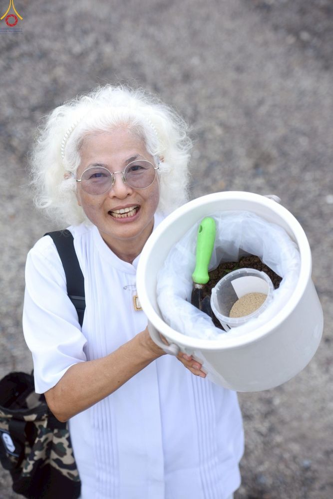 ภาพ No.246876:วันอาทิตย์ที่ 14 กันยายน พ.ศ. 2568 พิธีทอดผ้าป่า ซื้อดิน ปรับพื้นที่ลานธรรม  และพิธีกลั่นแผ่นดิน โปรยทราย สถาปนาองค์พระเจดีย์ เพื่อสร้างสันติภาพโลก  ณ ศูนย์ปฏิบัติธรรมสระบุรี อ.พระพุทธบาท จ.สระบุรี