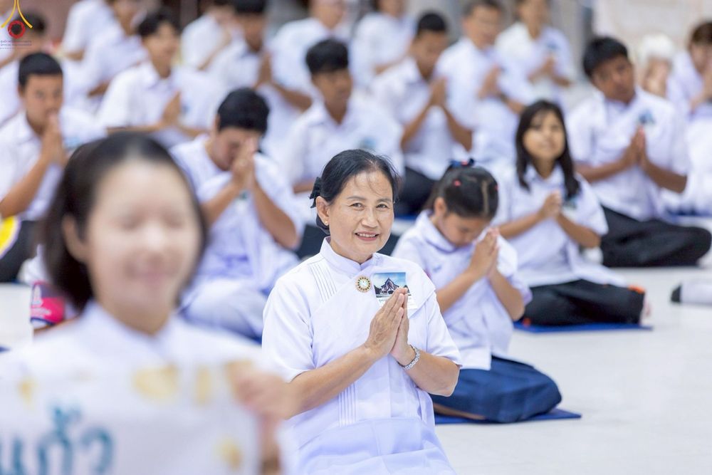 ภาพ No.249095:วันที่ 26-28 กันยายน พ.ศ. 2568 โครงการอบรม อุบาสกแก้ว อุบาสิกาแก้ว รุ่นที่ 3  ณ ศูนย์ปฏิบัติธรรมสมุทรปราการ ได้รับความเมตตาจากคณะสงฆ์ในพื้นที่  รวมถึงผู้บริหารสถานศึกษา ที่นำนักเรียนระดับมัธยมปลาย  มารับฟังข้อมูลเพื่อที่จะเป็นกำลังสำคัญ ในการเข้าร่วมขบวน