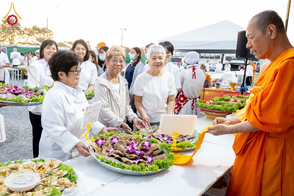 ภาพ No.300998:วันที่ 23 มกราคม พ.ศ. 2569 พิธีถวายภัตตาหารเป็นสังฆทาน แด่พระธรรมยาตรา ณ อนุสรณ์สถานบางปลา วัดบางปลา อำเภอบางเลน จังหวัดนครปฐม ในโครงการธรรมยาตรา กตัญญูบูชา มหาปูชนียาจารย์ พระมงคลเทพมุนี(สด จนฺทสโร) พระผู้ปราบมาร อนุสรณ์สถาน 7 แห่ง ปีที่ 14