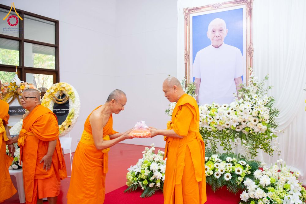 ภาพ No.314508:วันศุกร์ที่ 20 มีนาคม พ.ศ. 2569 พิธีบำเพ็ญกุศล คุณพ่อณรงค์ จินตมากุล โยมบิดา พระครูปลัดรัตนวีรวัฒน์ (รังสฤษดิ์ อิทฺธิจินตโก) ที่ปรึกษาเจ้าคณะจังหวัดปทุมธานี เจ้าอาวาสวัดพระธรรมกาย  ณ ห้องปลูกศรัทธา 2 วัดพระธรรมกาย ปทุมธานี