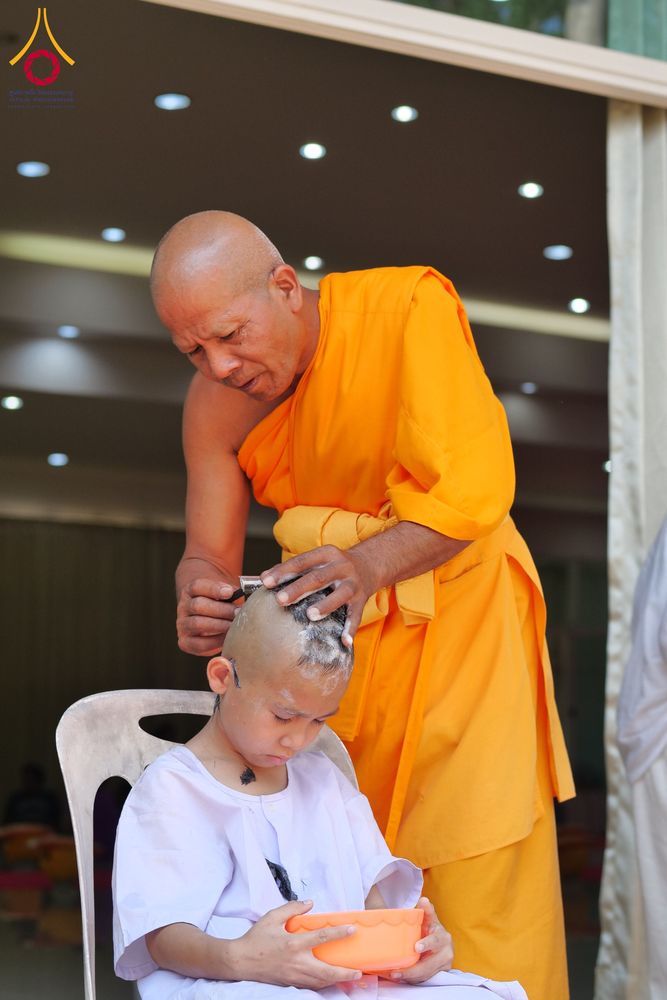 ภาพ No.319878:วันเสาร์ที่ 4 เมษายน พ.ศ.2569 พิธีตัดปอยผมและปลงผม พิธีขอขมาผู้ปกครองและมอบผ้าไตร พิธีบรรพชาและถวายบาตร ณ ศูนย์ปฏิบัติธรรมและศูนย์อบรมเยาวชนเพชรบุรี  ต.ท่าแลง อ.ท่ายาง จ.เพชรบุรี