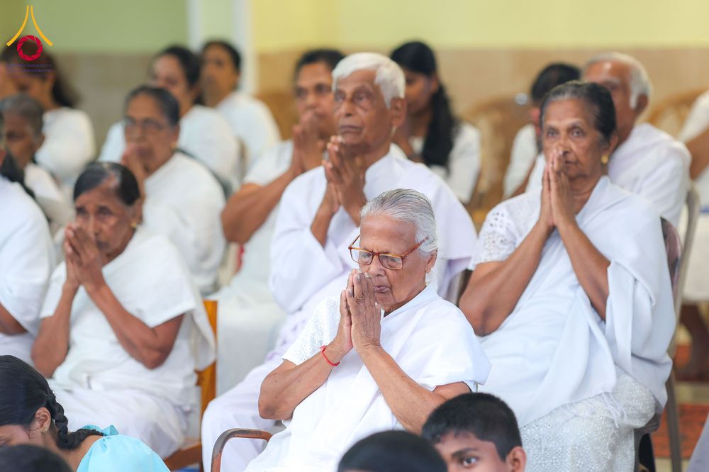 ภาพ No.317838:วันที่ 1 เมษายน พ.ศ. 2569 พิธีสวดธัมมจักกัปปวัตตนสูตรนานาชาติ ในวันพระใหญ่ ขึ้น 15 ค่ำ เดือน 5 (Poya Day)  ณ ศรีธรรมนันทะปิริเวนะ เเละ  วัดวิมลวิหาร นาวละ ประเทศศรีลังกา