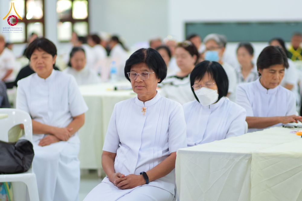 ภาพ No.327447:วันศุกร์ที่ 1 พฤษภาคม พ.ศ. 2569 รวมใจพสกนิกรชาวอำเภอคลองหลวง ประดิษฐ์ดอกไม้จันทน์ เพื่อใช้ในพิธีถวายดอกไม้จันทน์ในงานพระราชพิธีถวายพระเพลิงพระบรมศพ สมเด็จพระนางเจ้าสิริกิติ์ พระบรมราชินีนาถ พระบรมราชชนนีพันปีหลวง ณ วัดพระธรรมกาย