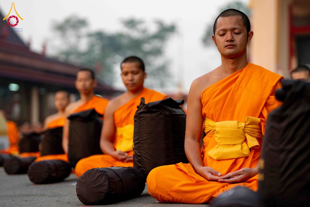 ภาพ No.297300:วันที่ 15 มกราคม พ.ศ.2569 พระธรรมยาตราปฏิบัติธรรมและถ่ายภาพหมู่ประวัติศาสตร์ อนุสรณ์สถานลำดับที่ 4 สถานที่เกิดด้วยกายธรรม  ณ วัดโบสถ์บน ต.บางคูเวียง จ.นนทบุรี ในโครงการธรรมยาตรา กตัญญูบูชา มหาปูชนียาจารย์ พระมงคลเทพมุนี(สด จนฺทสโร) พระผู้ปราบมาร อนุสรณ์ส