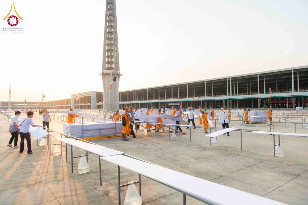 ภาพ No.326496:วันที่ 26 -27 เมษาบน พ.ศ.2569 การเก็บงานแผ่นหน้าโต๊ะที่ลานธรรม งานถวายมหาสังฆทาน 40,000 กว่าวัดทั่วประเทศ ณ ลานธรรม วัดพระธรรมกาย