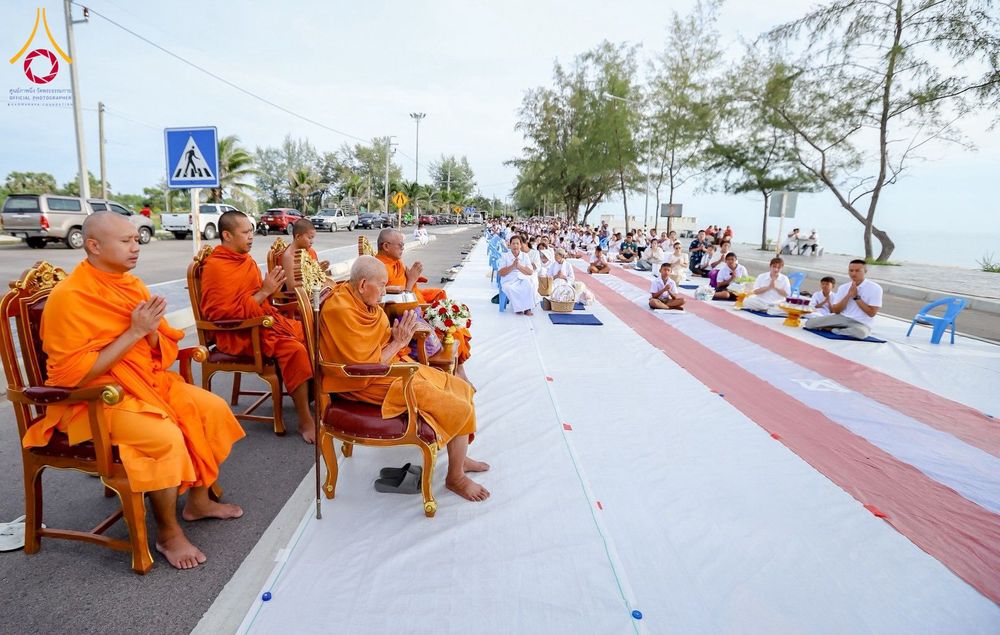 พระสงฆ์และพุทธศาสนิกชนร่วมพิธีตักบาตรริมชายหาดในช่วงเช้า