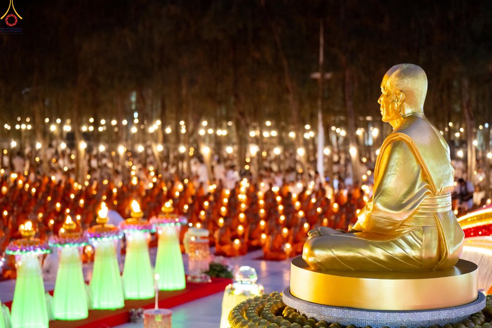 ภาพ No.290177:วันที่ 6 มกราคม พ.ศ. 2569 พิธีจุดประทีปถวายเป็นพุทธบูชา และบูชาธรรมมหาปูชนียาจารย์ (ภาพชุดที่ 2) ณ อนุสรณ์สถานมหาวิหารพระมงคลเทพมุนี (โลตัสแลนด์) อ.สองพี่น้อง จ.สุพรรณบุรี ในโครงการธรรมยาตรา กตัญญูบูชา มหาปูชนียาจารย์ พระมงคลเทพมุนี(สด จนฺทสโร) พระผู้ปรา