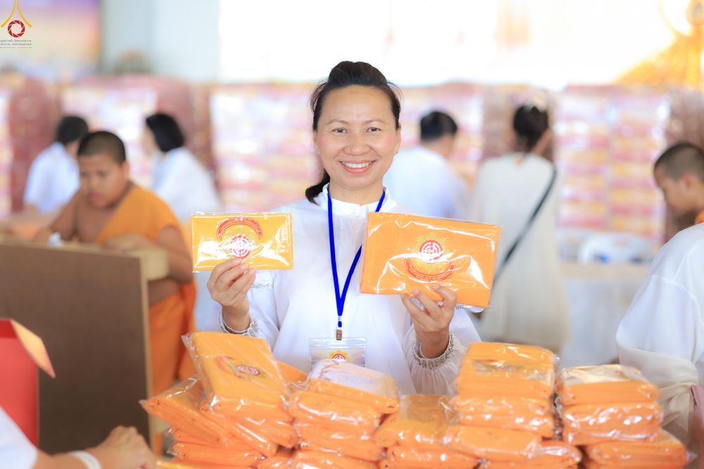 ภาพ No.322015:วันที่ 12 -13 เมษายน พ.ศ.2569 การเตรียมกล่องไทยธรรม + การขนย้ายเก้าอี้ เพื่องานถวายมหาสังฆทาน 40,000 กว่าวัดทั่วประเทศ วันคุ้มครองโลก 22 เมษายน พ.ศ.2569 วัดพระธรรมกาย