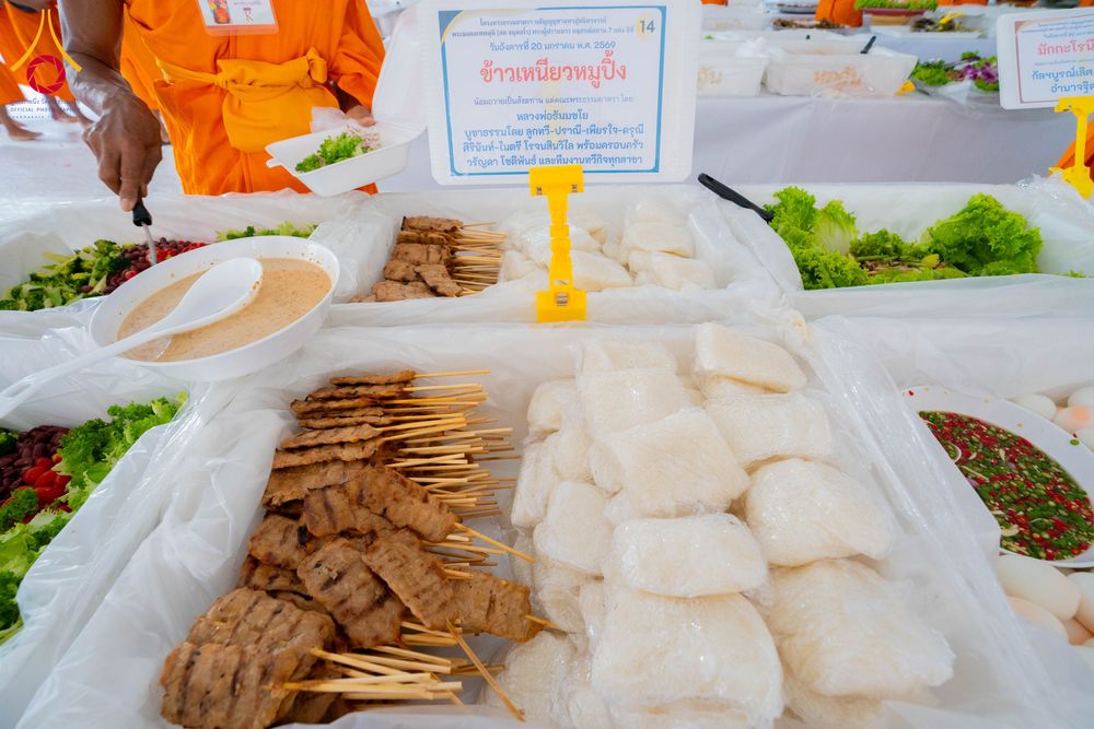 ภาพ No.298563:วันที่ 20 มกราคม พ.ศ. 2569 พิธีถวายภัตตาหารเป็นสังฆทาน แด่พระธรรมยาตรา ณ อนุสรณ์สถานบางปลา วัดบางปลา อำเภอบางเลน จังหวัดนครปฐม ในโครงการธรรมยาตรา กตัญญูบูชา มหาปูชนียาจารย์ พระมงคลเทพมุนี(สด จนฺทสโร) พระผู้ปราบมาร อนุสรณ์สถาน 7 แห่ง ปีที่ 14