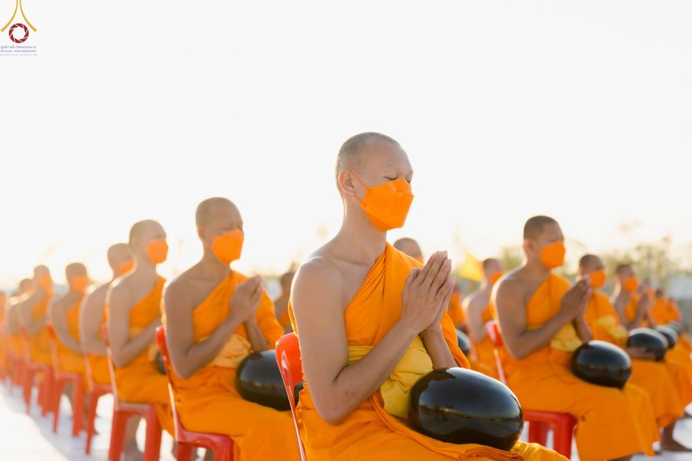 ภาพ No.74839:พิธีตักบาตรพระธรรมยาตราฯ ในโครงการธรรมยาตรากตัญญูบูชา มหาปูชนียาจารย์ พระมงคลเทพมุนี(สด จนฺทสโร) พระผู้ปราบมาร ปีที่ 11 ณ อนุสรณ์สถานลำดับที่ 5 สถานที่เผยแผ่วิชชาธรรมกายครั้งแรก อนุสรณ์สถานบางปลา วัดบางปลา อ.บางเลน จ.นครปฐม วันที่ 29 มกราคม พ.ศ. 2566