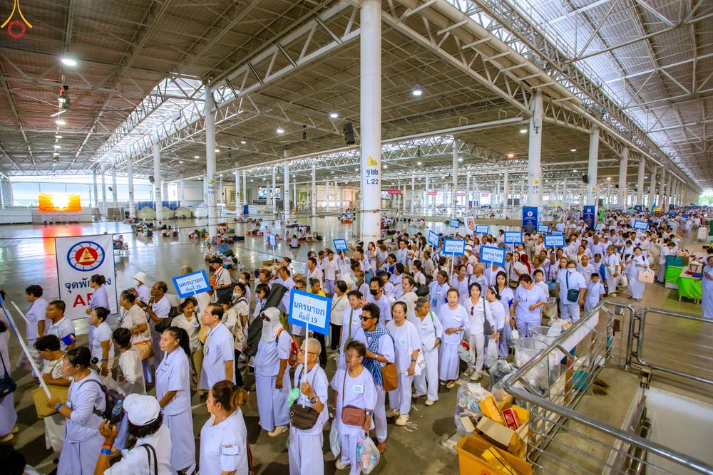 ภาพ No.324400:วันที่ 22 เมษายน พ.ศ.2569 (วันคุ้มครองโลก) งานถวายมหาสังฆทาน 40,000 กว่าวัดทั่วประเทศ บรรยากาศพระสังฆาธิการและสาธุชน  เดินทางเข้าลานธรรม วัดพระธรรมกาย