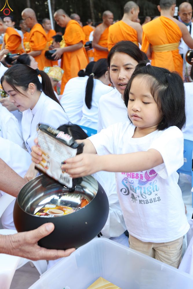 ภาพ No.289439:วันที่ 7 มกราคม พ.ศ. 2569 พิธีตักบาตรพระธรรมยาตรา ณ อนุสรณ์สถานลำดับที่ 1 สถานที่เกิดด้วยรูปกายเนื้อ อนุสรณ์สถานมหาวิหารพระมงคลเทพมุนี (โลตัสแลนด์) อ.สองพี่น้อง จ.สุพรรณบุรี ในโครงการธรรมยาตรา กตัญญูบูชา มหาปูชนียาจารย์ พระมงคลเทพมุนี(สด จนฺทสโร) พระผู้ป