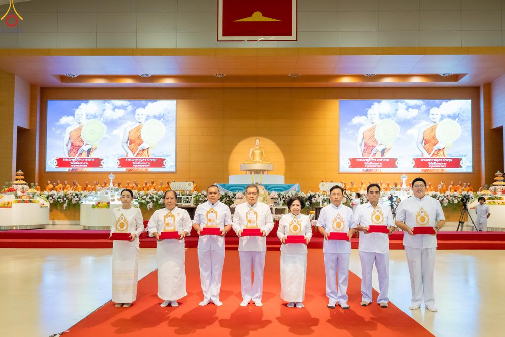 ภาพ No.342210:วันอาทิตย์ที่ 2 สิงหาคม พ.ศ.2569 พิธีมุทิตาสักการะพระภิกษุ  ผู้สอบได้เปรียญธรรม 9 ประโยค ระดับโลก ปีที่ 38, พิธีมอบโล่เกียรติยศ และทุนการศึกษา สำนักเรียนบาลีดีเด่นทั่วประเทศ ณ สภาธรรมกายสากล วัดพระธรรมกาย