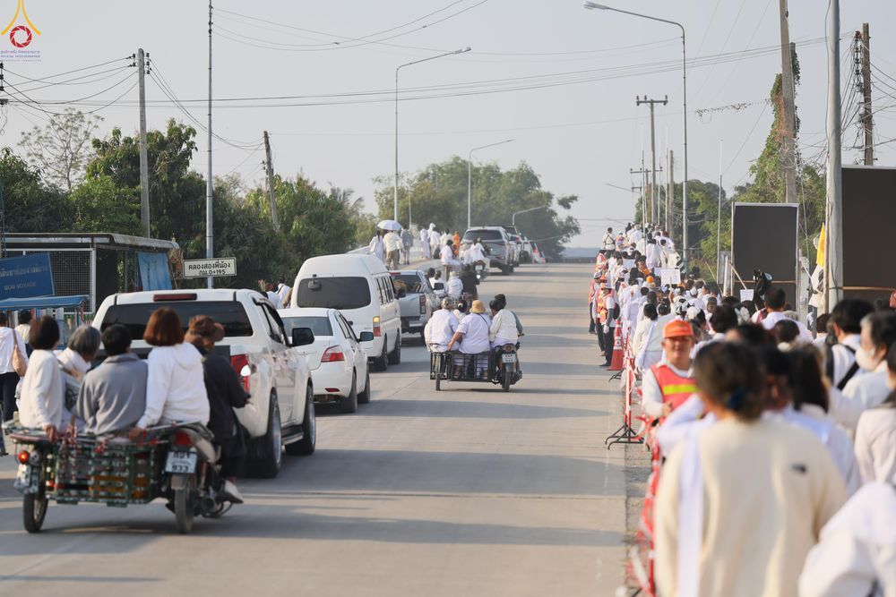 ภาพ No.294552:วันที่ 14 มกราคม พ.ศ. 2569 พิธีตักบาตรพระธรรมยาตรา ณ วัดสองพี่น้อง ต.ต้นตาล อ.สองพี่น้อง จ.สุพรรณบุรี ในโครงการธรรมยาตรา กตัญญูบูชา มหาปูชนียาจารย์ พระมงคลเทพมุนี(สด จนฺทสโร) พระผู้ปราบมาร อนุสรณ์สถาน 7 แห่ง ปีที่ 14