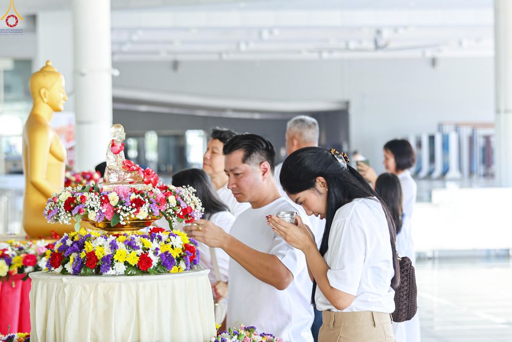 ภาพ No.322259:วันที่ 13 เมษายน พ.ศ.2569 สาธุชนสรงน้ำพระ เนื่องในวันสงกรานต์ ณ หอฉันคุณยายอาจารย์ วัดพระธรรมกาย