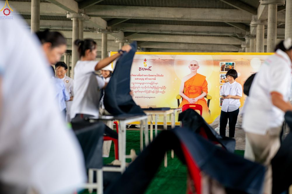 ภาพ No.322341:วันที่ 16 เมษายน พ.ศ.2569 การจัดเตรียมเบาะรองนอน เช็ดทำความสะอาด  เพื่องานถวายมหาสังฆทาน 40,000 กว่าวัดทั่วประเทศ วันคุ้มครองโลก 22 เมษายน พ.ศ.2569 วัดพระธรรมกาย