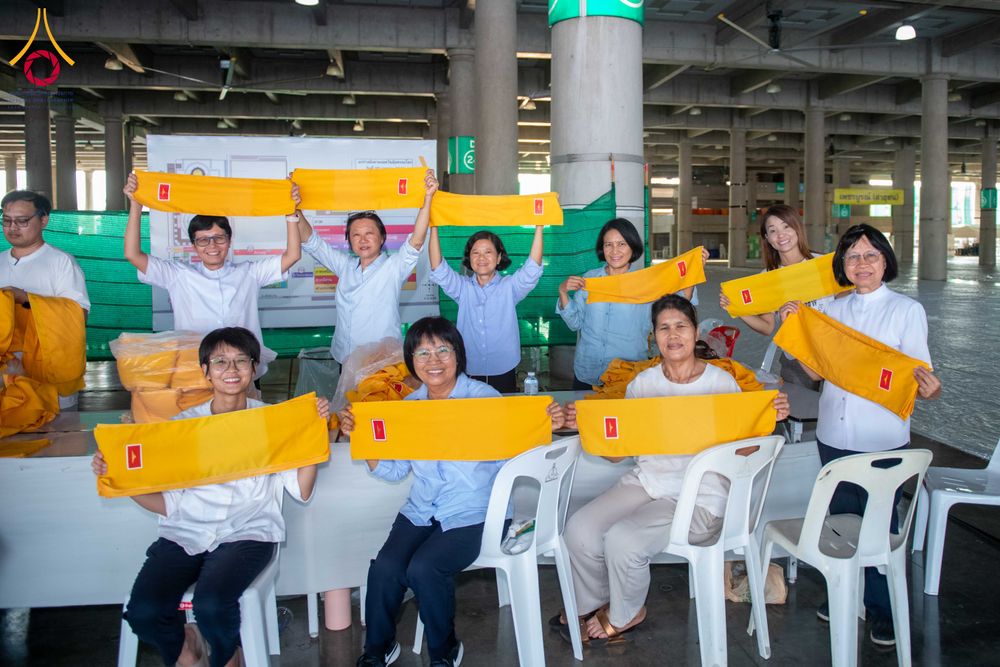 ภาพ No.325433:วันที่ 25 เมษายน พ.ศ.2569  เจ้าหน้าที่และอาสาสมัครรับบุญเก็บผ้าระบาย ผ้ารับประเคน ล้างถังน้ำแข็ง งานถวายมหาสังฆทาน 40,000 กว่าวัดทั่วประเทศ  ณ วิหารคด, สภาธรรมกายสากล วัดพระธรรมกาย