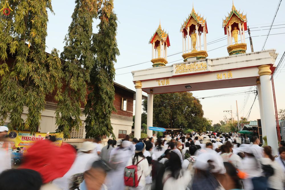 ภาพ No.295412:วันที่ 16 มกราคม พ.ศ. 2569 พิธีต้อนรับพระธรรมยาตรา อนุสรณ์สถานลำดับที่ 4 (ภาพชุดที่ 2) สถานที่เกิดด้วยกายธรรม ณ วัดโบสถ์บน ต.บางคูเวียง จ.นนทบุรี ในโครงการธรรมยาตรา กตัญญูบูชา มหาปูชนียาจารย์ พระมงคลเทพมุนี(สด จนฺทสโร) พระผู้ปราบมาร อนุสรณ์สถาน 7 แห่ง ปี